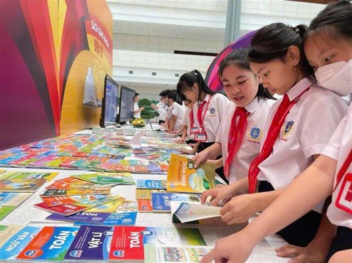Bo GDDT cho biet, chuong trinh 4 mon hoc se duoc chinh sua, lam can cu sua sach giao khoa, sau khi ca nuoc giam con 34 tinh, thanh. Anh: MOET
