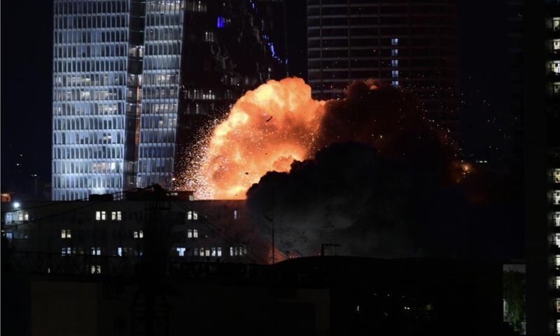 Un edificio en Tel Aviv, Israel exploto durante un ataque de represalia irani el 13 de junio. Foto: Xinhua