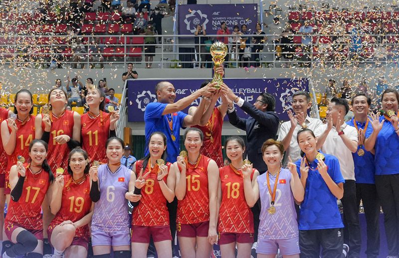 The Vietnamese women's volleyball team lifted the championship trophy. Photo: Vietnam Volleyball
