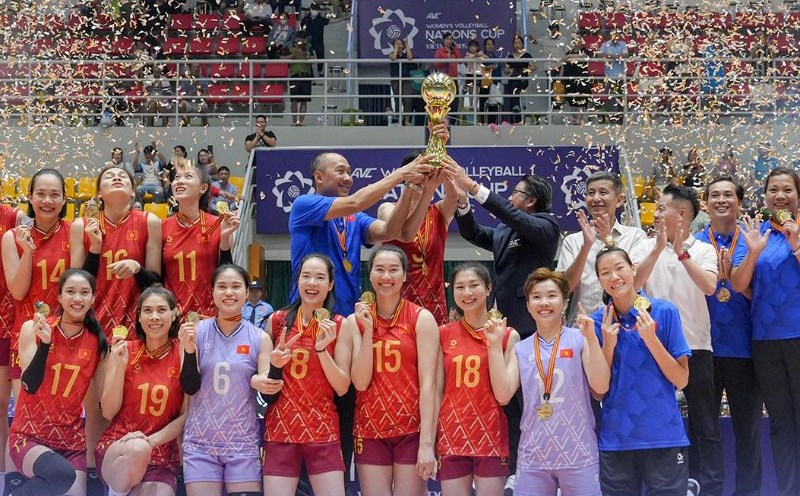The Vietnamese women's volleyball team lifted the championship trophy. Photo: Vietnam Volleyball
