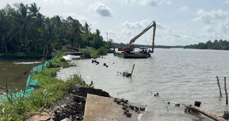 Cong trinh khac phuc tam thoi doan de bi sat lo dang duoc thi cong khan truong bang phuong tien co gioi de han che thiet hai trong mua mua. Anh: Hoang Loc  