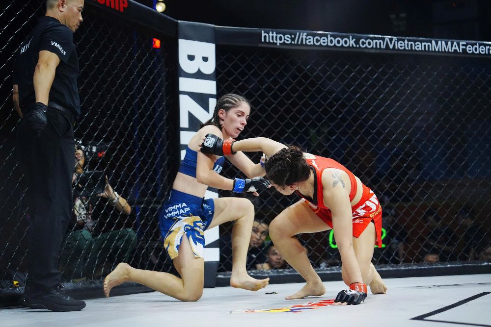 Karina (xanh) thang Dao Thi Nhu Quynh o hang 52kg nu. Anh: MMA