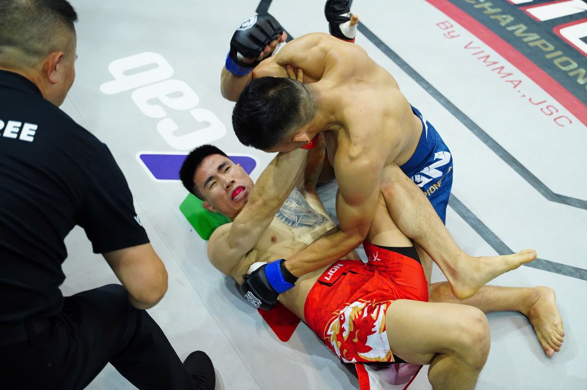 Le Van Tuan thang knock-out truoc Pham Van Nam. Anh: MMA