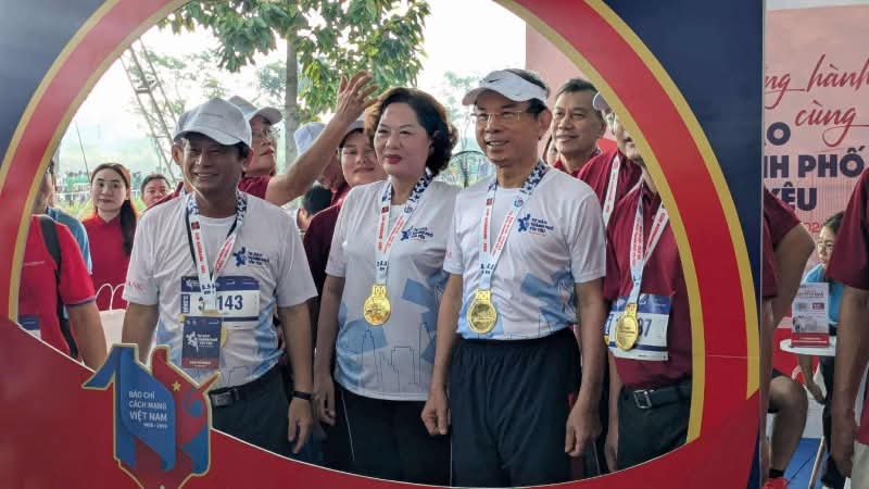 Bi thu Thanh Uy Nguyen Van Nen tham du giai chay. Anh: Ngoc Le