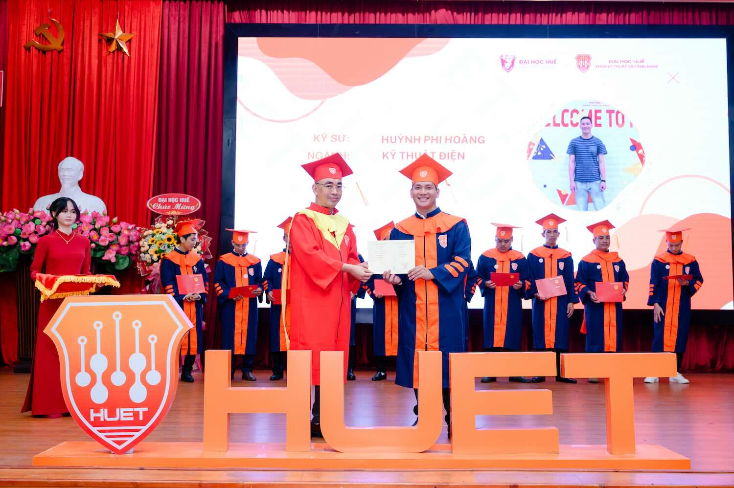 Associate Professor, Dr. Nguyen Quang Lich - Faculty of Engineering and Technology - Hue University awarded graduation certificates to new engineers. Photo: Q. An.