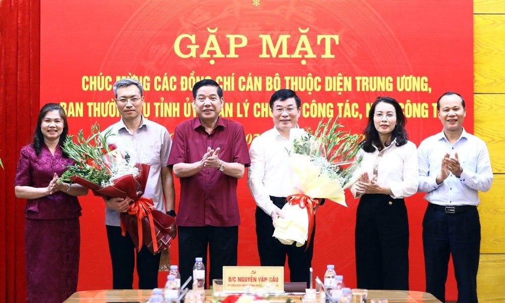 El lider de la provincia de Bac Giang otorgo la decision de retirarse antes de la edad de la Oficina del Comite Popular de Bac Giang, Le Tuan Phu, y felicito al mayor general Nguyen Quoc Toan a recibir una nueva tarea. Foto: Bacgiang.gov.vn
