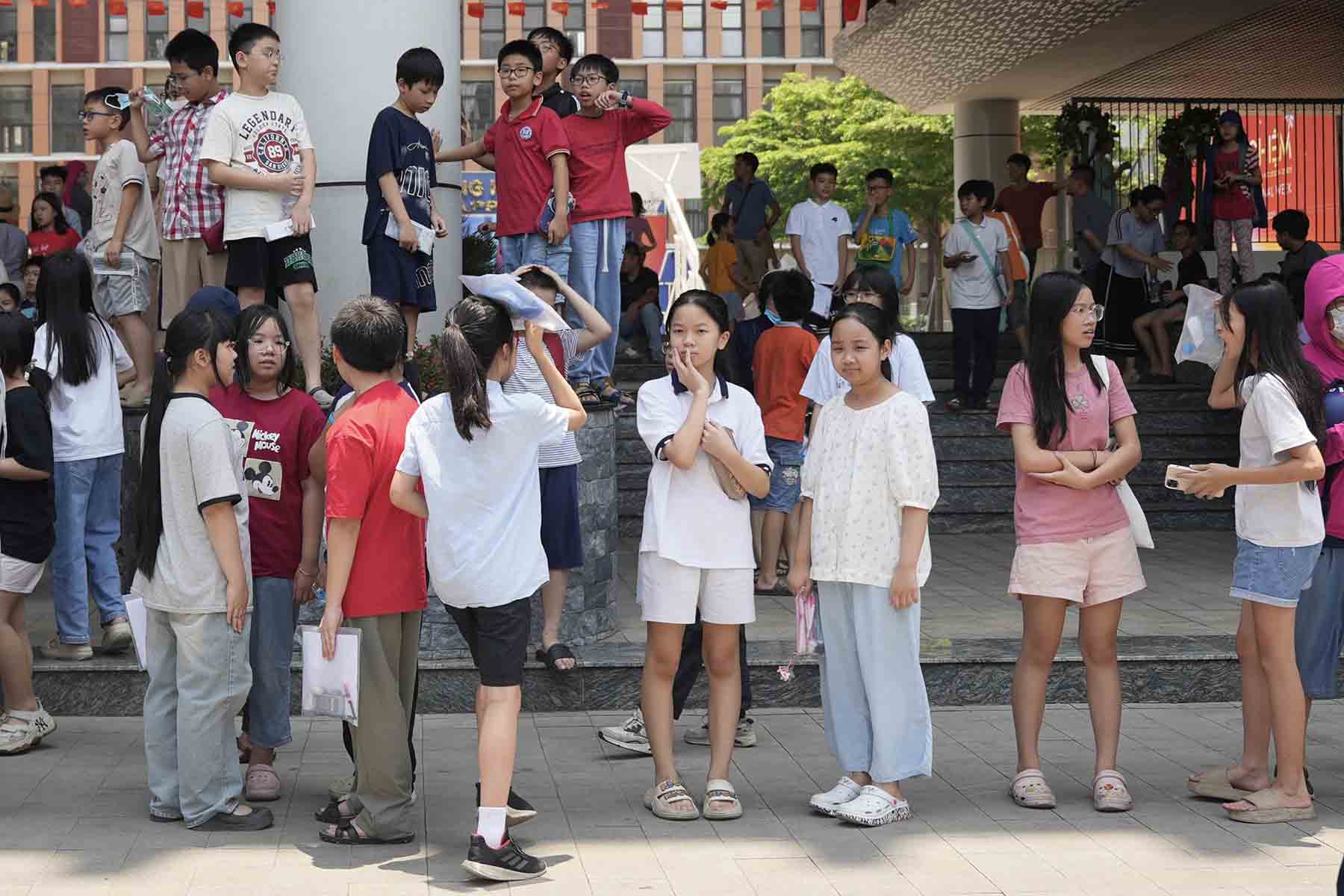 The candidates completed 3 entrance exams for grade 6 at Cau Giay Secondary School on June 15. Photo: Song Huu