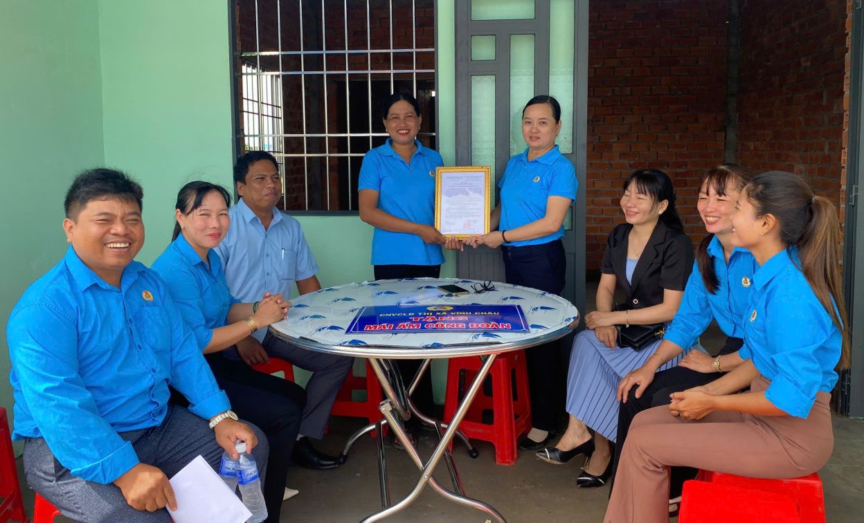 Lanh dao LDLD thi xa Vinh Chau trao nha Mai am Cong doan cho doan vien Ly Thi Hong. Anh: LDLD thi xa Vinh Chau