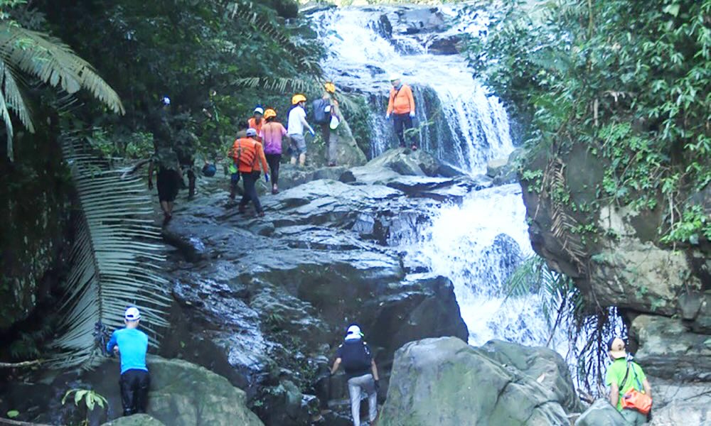 Los visitantes experimentan viajar en la reserva natural de Dong Chau: la ranura de agua transparente. Foto: Xuan Hai