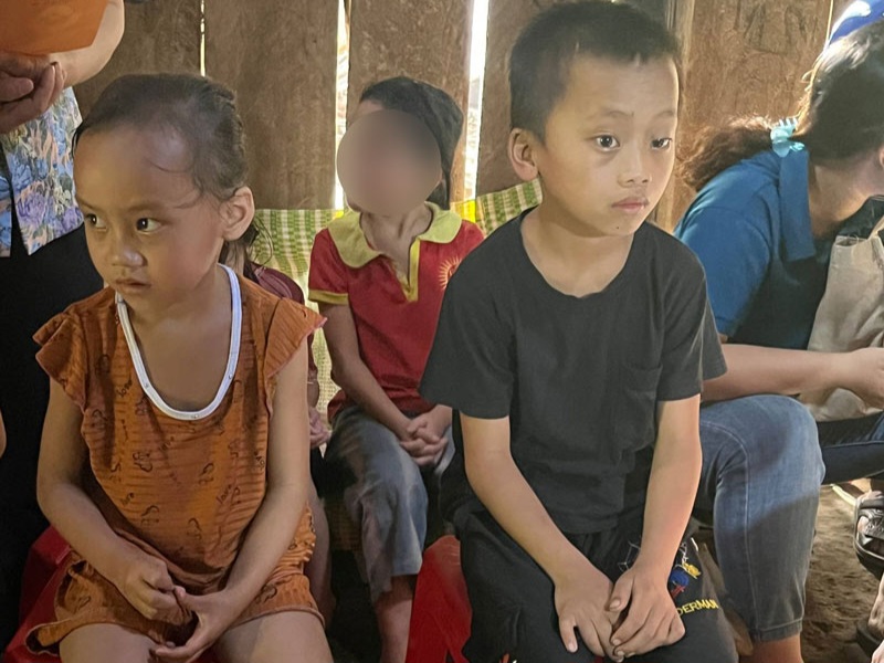 Hoang Van Canh and his younger sister became orphans when their father died while taking firewood, and their mother left the castle a long time ago. Photo: Bao Chung.