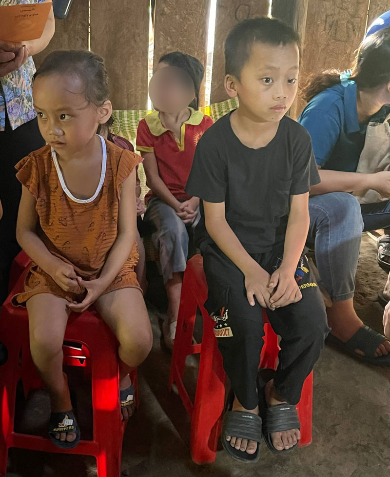 Hoang Van Canh (ao den) cung em gai nho. Anh: Bao Chung