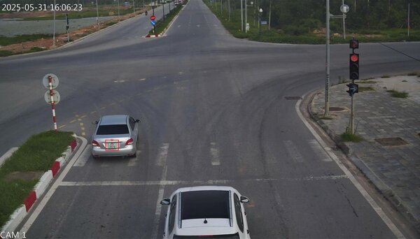Los autos cruzaron la luz roja en Nguyen Van Linh - Truong Chinh, Bac Giang City, provincia de Bac Giang. Foto: Policia de Bac Giang