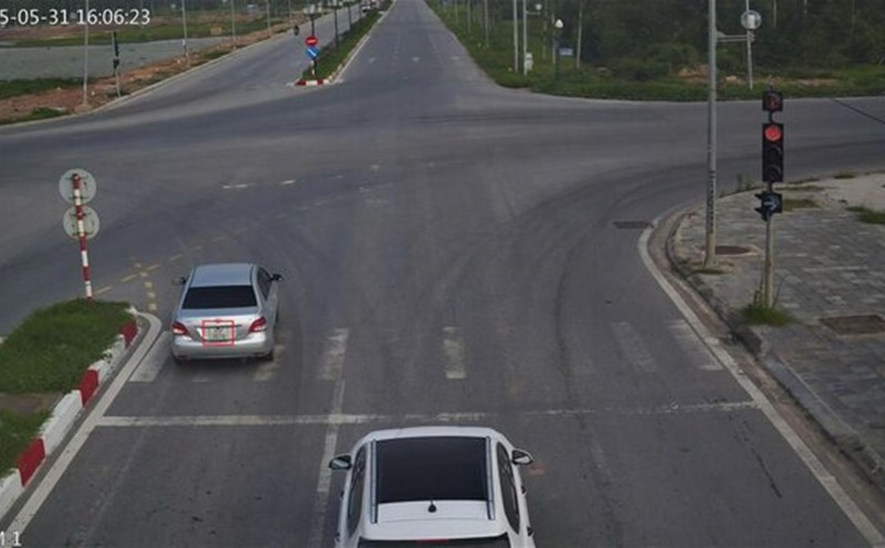 Car running a red light at Nguyen Van Linh - Truong Chinh intersection, Bac Giang city, Bac Giang province was fined. Photo: Bac Giang Police