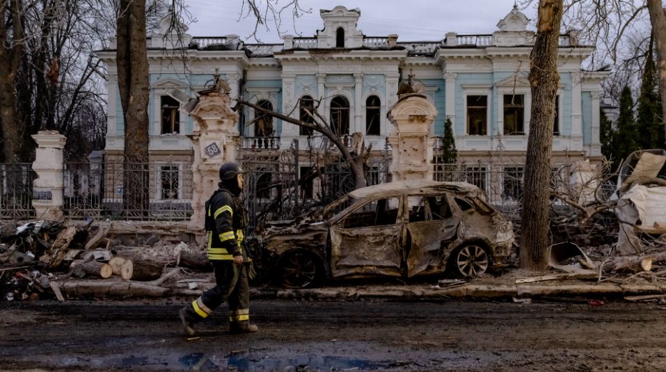 La escena del ataque de misiles rusos en SMY, noreste de Ucrania, 13 de abril de 2025. Foto: AFP