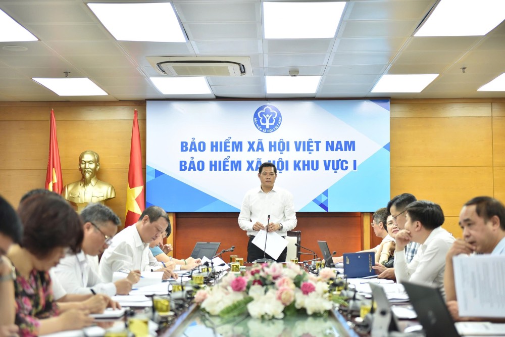 Director de la Region de Seguros Sociales I Nguyen NGOC Huyen preside el trabajo de desarrollar personas que participan en seguros sociales, seguros de salud y seguros de desempleo. Foto: HA ANH