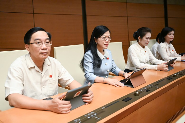 Hoy, los diputados de la Asamblea Nacional votan a traves de la resolucion de la Enmienda y Suplemento de la Asamblea Nacional, una serie de articulos de la Constitucion. Foto: Pham Dong