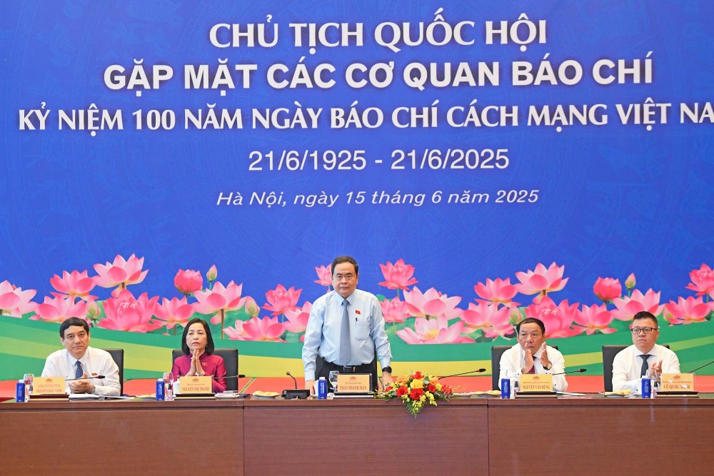 Miembro de Politburo, el presidente de la Asamblea Nacional, Tran Thanh, hablo en la reunion de las agencias de prensa. Foto: Lam Hien