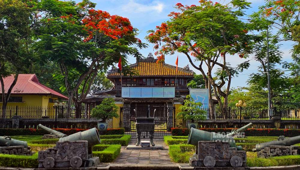 Mua hoa o Hue khong chi dep, no con goi nho, goi thuong va luu giu nhung dau an rat rieng cua mot thanh pho vua co kinh, vua lang man ma cung day suc song.