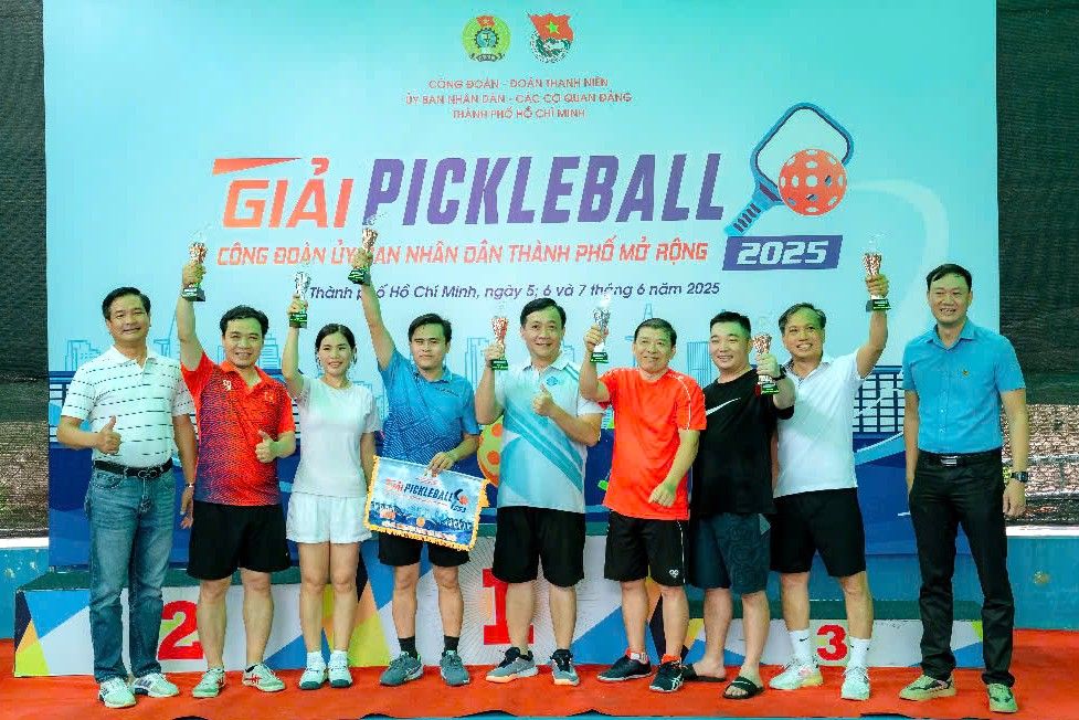 El comite organizador del torneo de pickleball del Comite Popular de la Ciudad de Ho Chi Minh se expandio en 2025 para otorgar a excelentes institutos. Foto: Duc Long