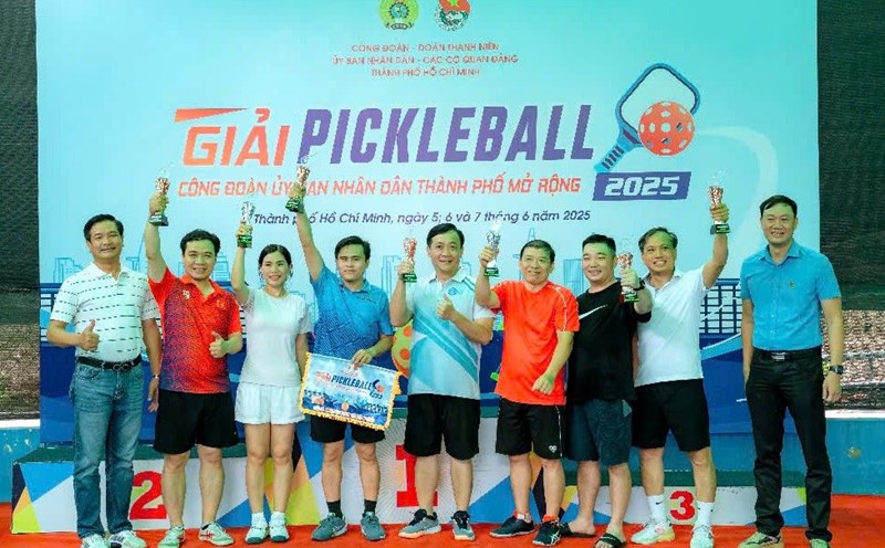 The Organizing Committee of the Ho Chi Minh City People's Committee's Trade Union Pickleball Open 2025 Tournament awarded prizes to outstanding athletes. Photo: Duc Long