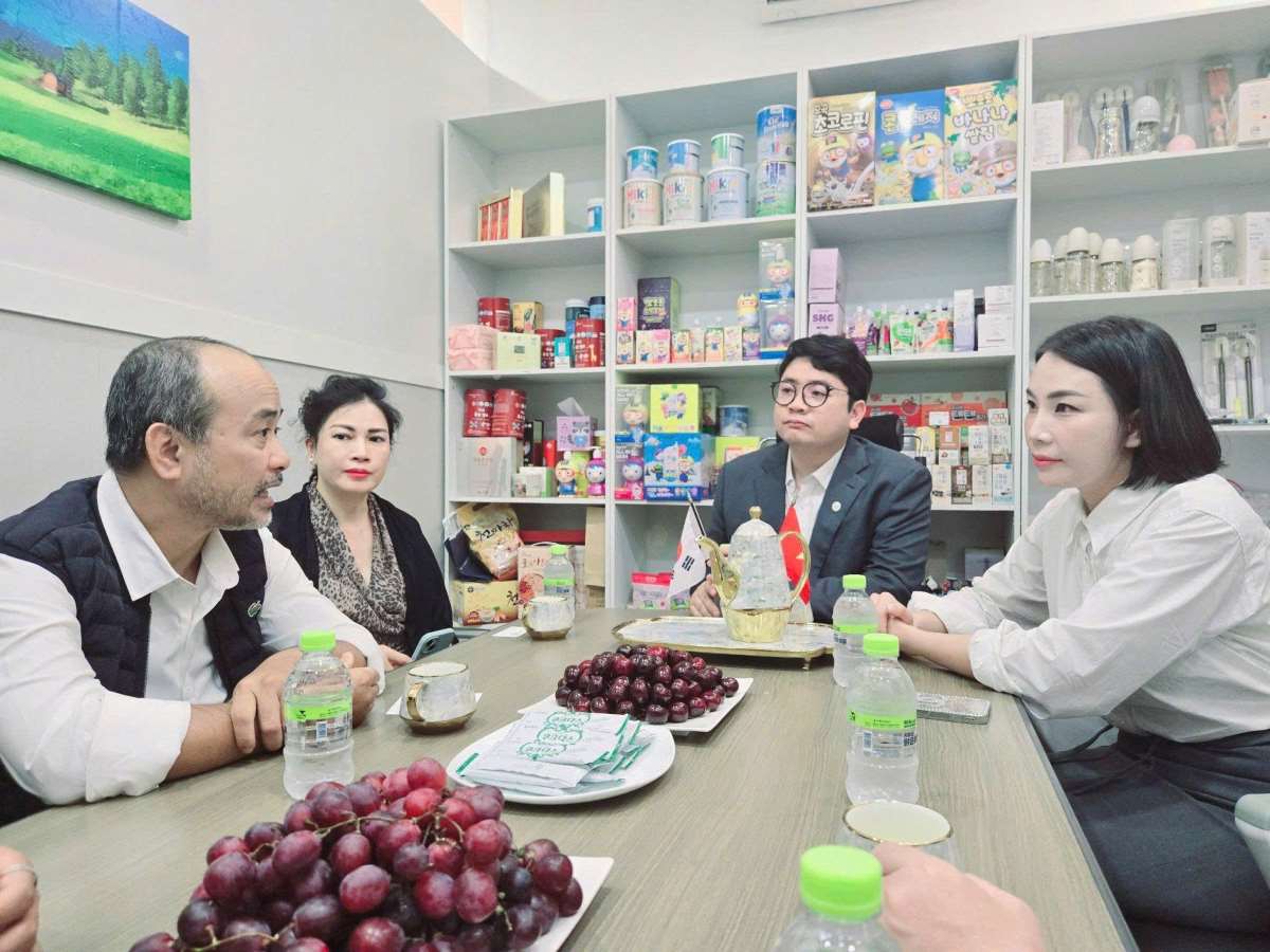 Doan cong tac tham tru so Cong ty PLKOREA TRADING CO., LTD tai Incheon cua gia dinh anh Vu Mao. Anh: Uy ban Nha nuoc ve nguoi Viet Nam o nuoc ngoai