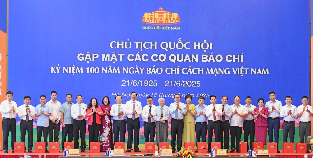 Chu tich Quoc hoi Tran Thanh Man, cac Pho Chu tich Quoc hoi chup anh luu niem voi cac dai bieu du cuoc gap mat. Anh: Lam Hien