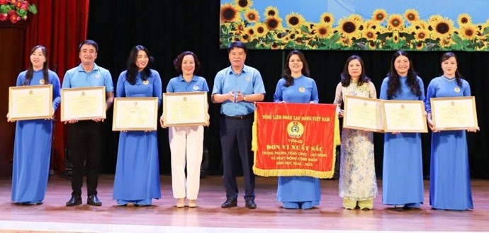 Công bố quyết định giải thể các công đoàn cơ sở thuộc khối hành chính, sự nghiệp