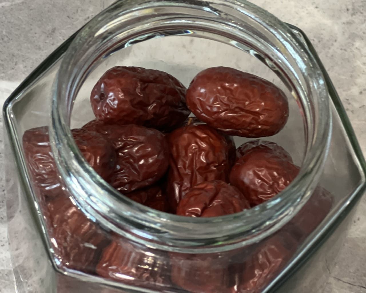 Using 4-5 dried red apples/day helps you sleep better. Photo: Quang Minh.