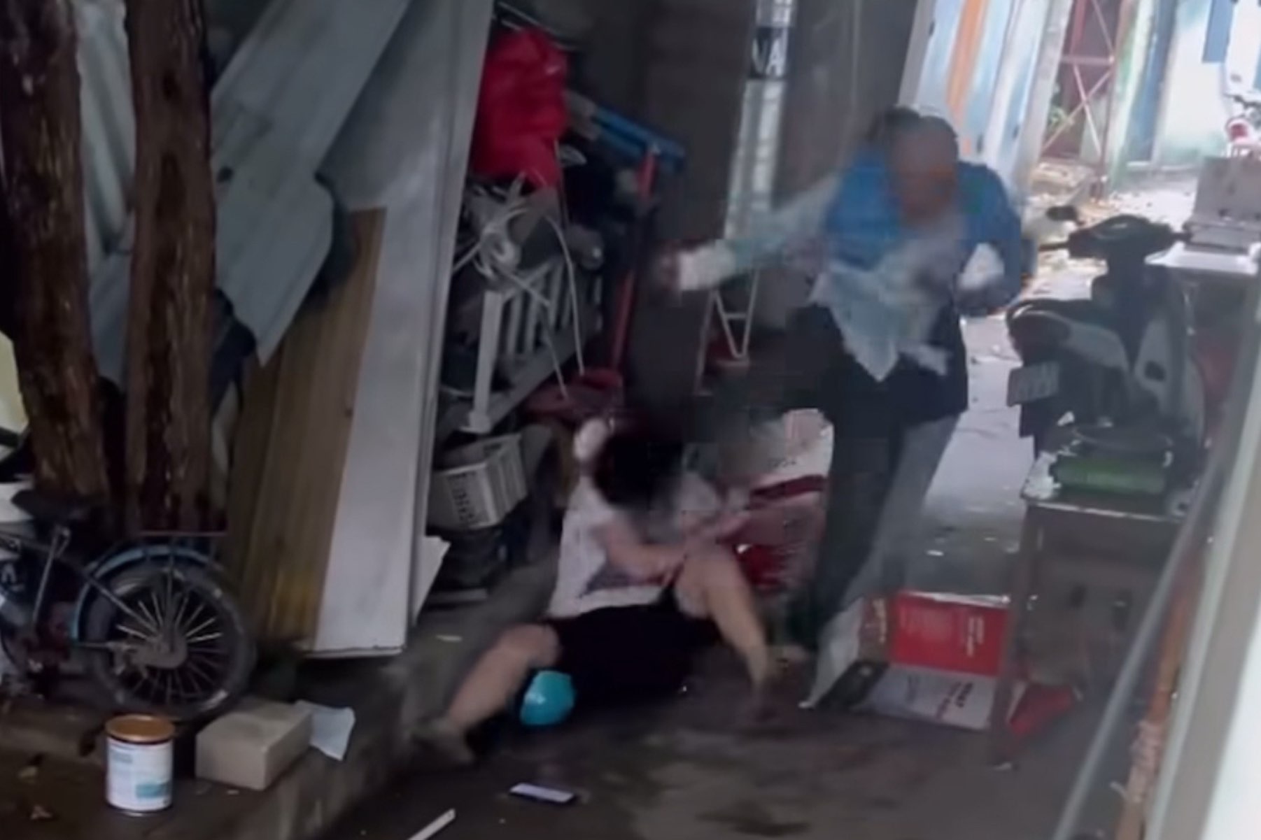 Nguoi dan ong van tiep tuc tac dong vao nan nhan