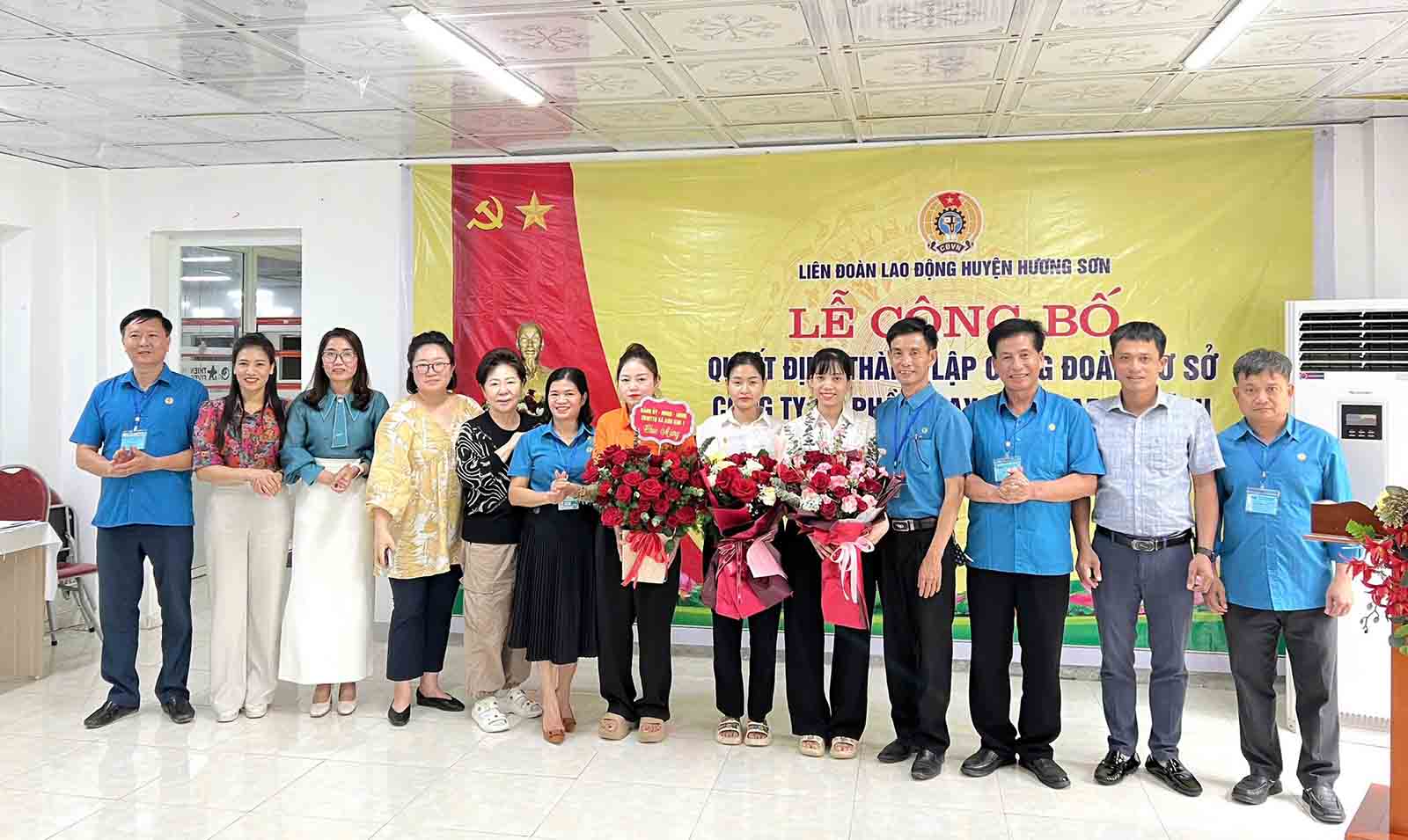 Huong Son District Labor Federation held a ceremony to announce the establishment of the Trade Union of Five Star Ha Tinh Garment Joint Stock Company. Photo: Kha Son.
