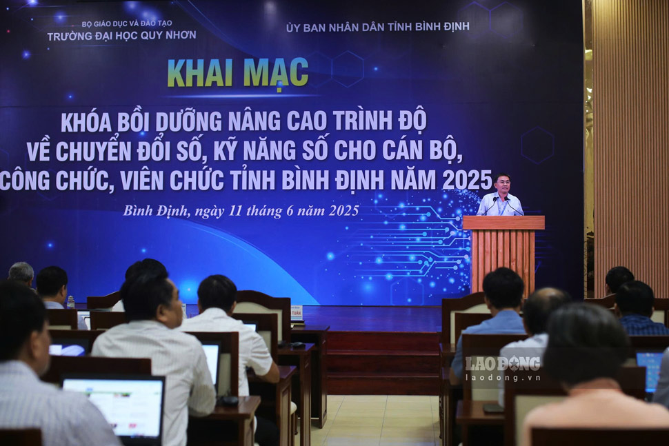 Cadres, civil servants and public employees of Binh Dinh province participated in a training course to improve their qualifications in digital transformation and digital skills. Photo: Hoai Phuong