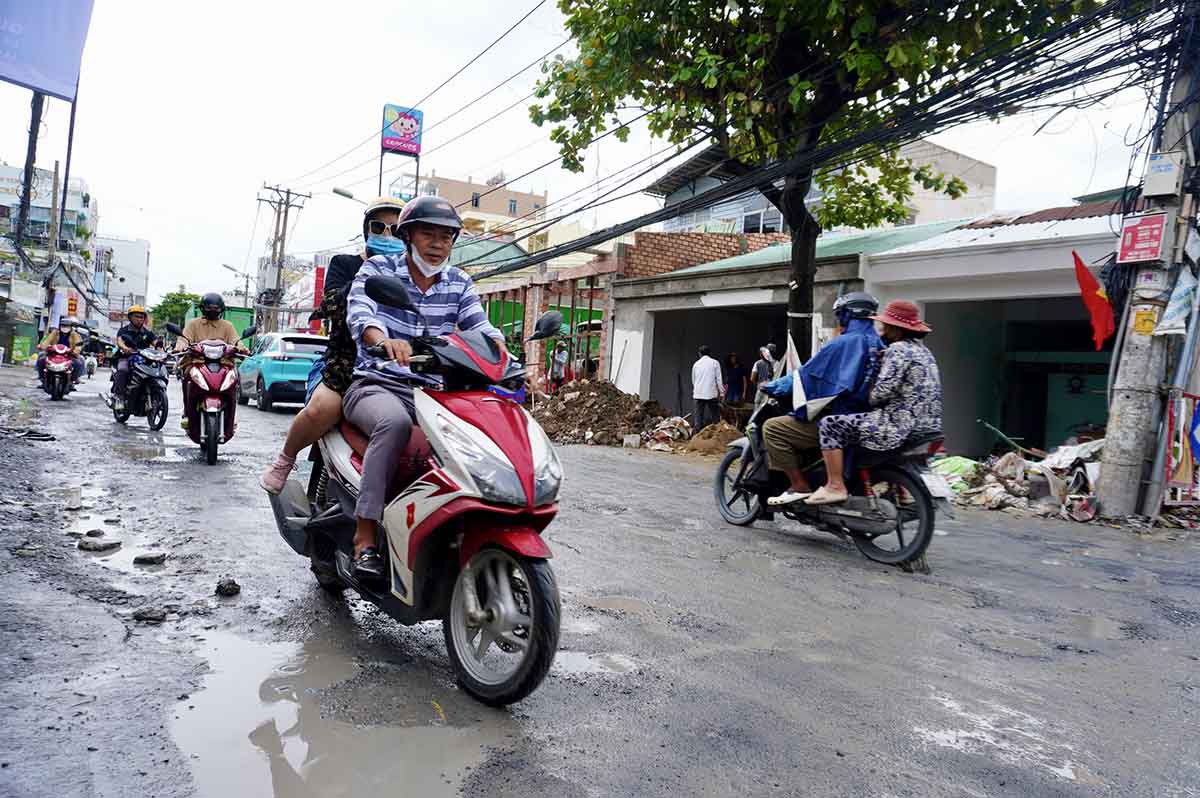 Nguyen Duy Trinh Street (Thu Duc City) is in a state of mud and traffic jams, making it difficult for people to travel. Photo: Nhu Quynh