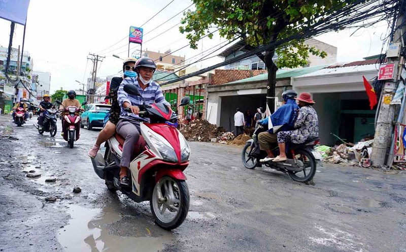 Nguyen Duy Trinh Street (Thu Duc City) is in a state of mud and traffic jams, making it difficult for people to travel. Photo: Nhu Quynh