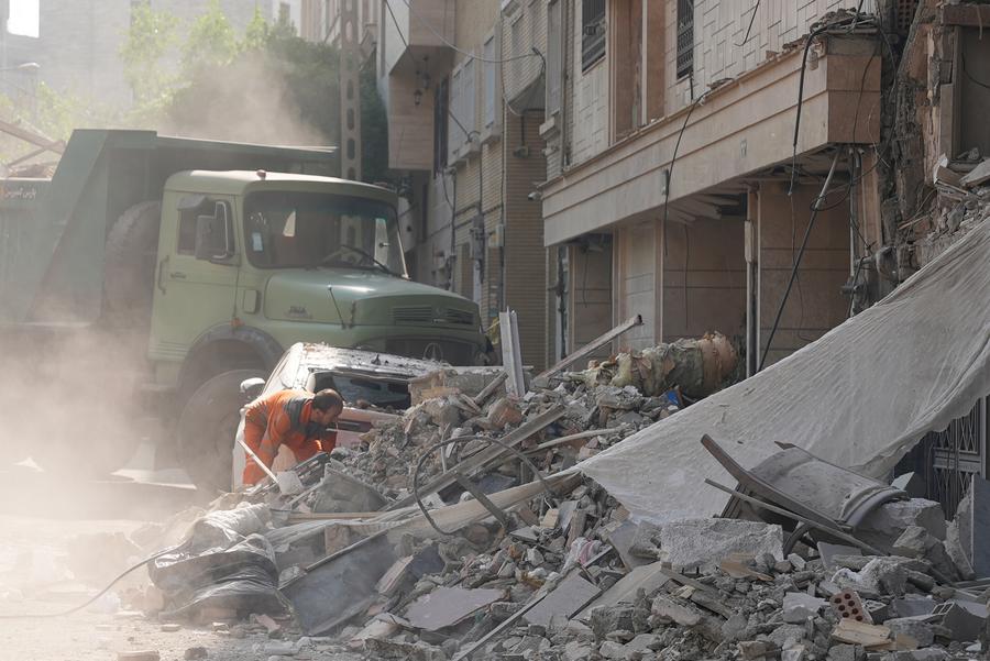 La escena del equipo de rescate esta superando las consecuencias despues del ataque aereo de Israel en Teheran (Iran) el 13 de junio. Foto: Xinhua