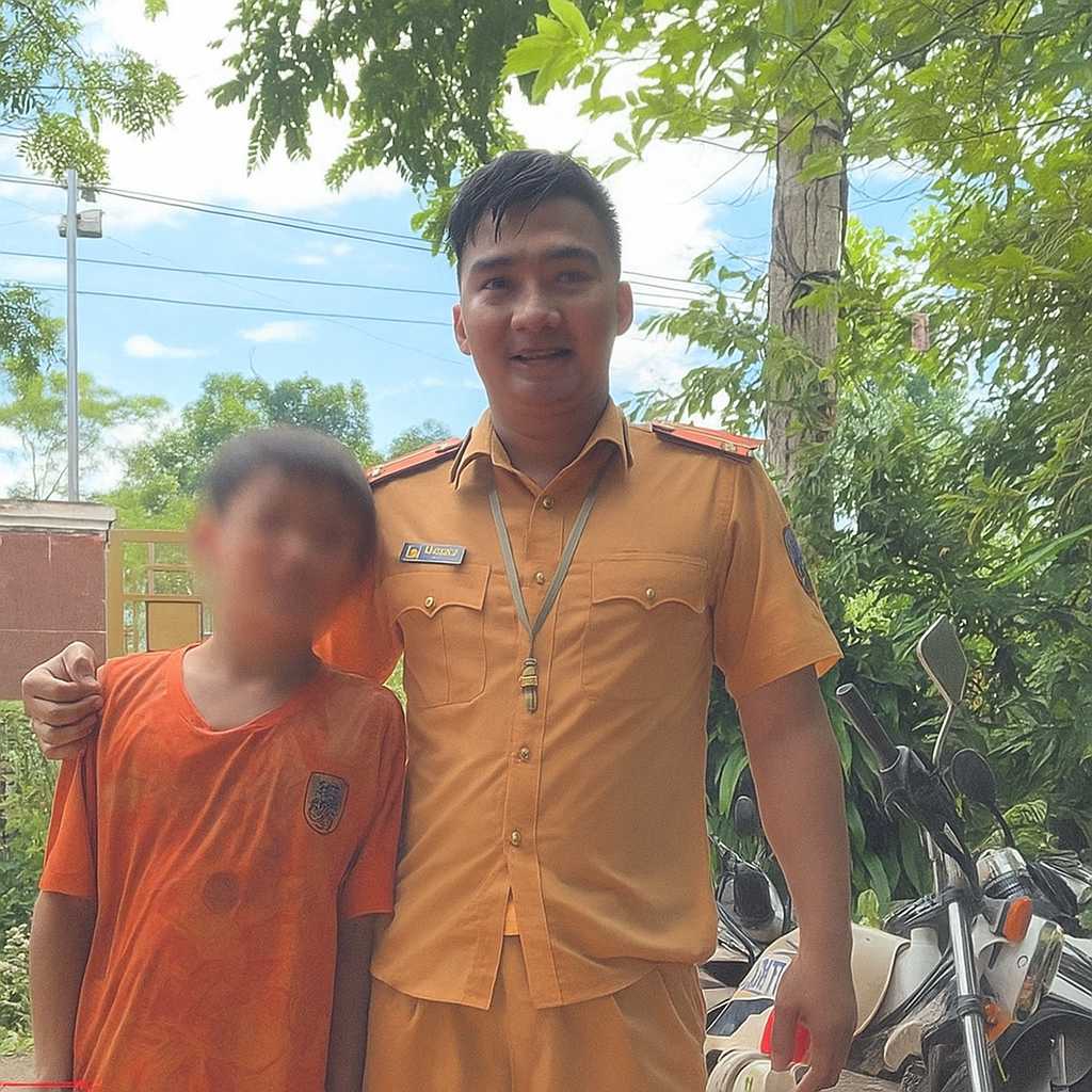 Senior Lieutenant Ta Quang Quyet - a traffic police officer in Quy Chau area (Nghe An) and the child were saved by him from the rushing water. Photo: Ngoc Anh