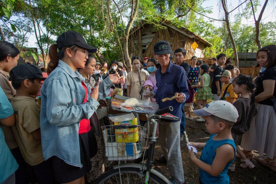 Las personas y los turistas se sumergen en el espacio de Kim Bong, hoi an. Foto: Thanh Hai