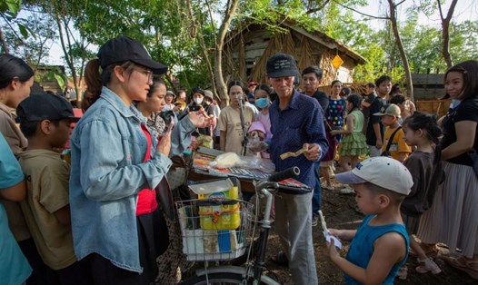 Người dân, du khách hòa mình vào không gian chợ quê Kim Bồng, Hội An. Ảnh: Thanh Hải