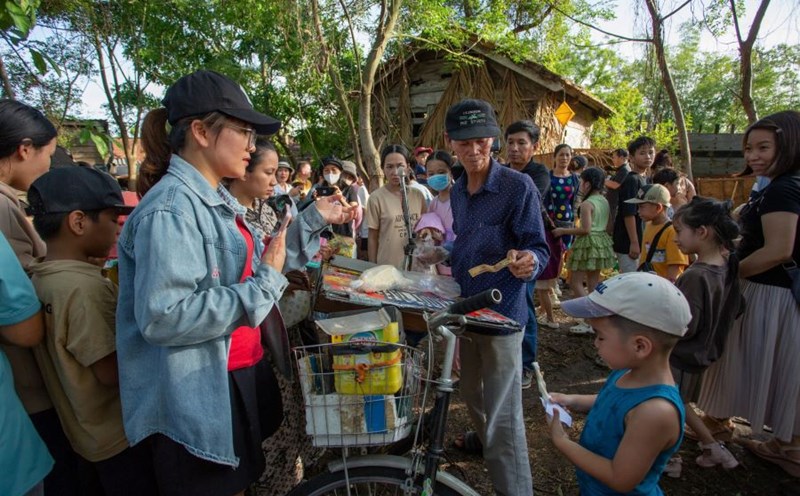 People and tourists immerse themselves in the space of the market from Kim Bong, Hoi An. Photo: Thanh Hai