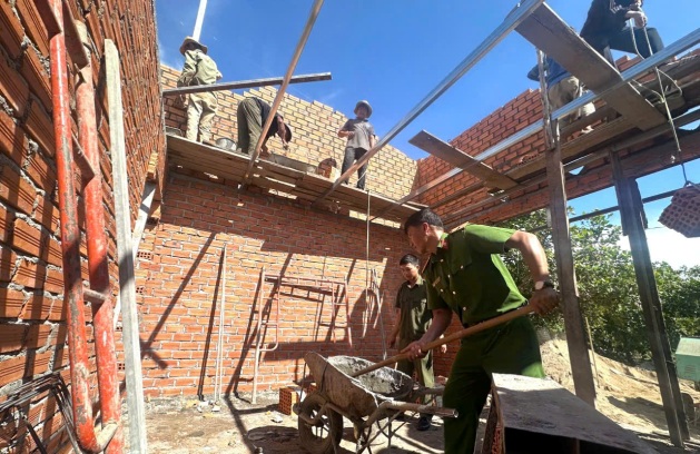 Dak Nong Police actively participate in the temporary house removal program. Photo: Minh Quynh