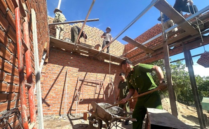 Dak Nong Police actively participate in the temporary house removal program. Photo: Minh Quynh