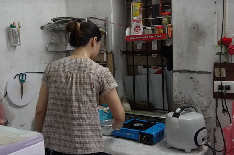 Trong can phong tro rong khoang 18m2 vua la noi ngu nghi, vua la noi nau an cua vo chong chi Lu Thi Sam. Anh: Hanh Thom