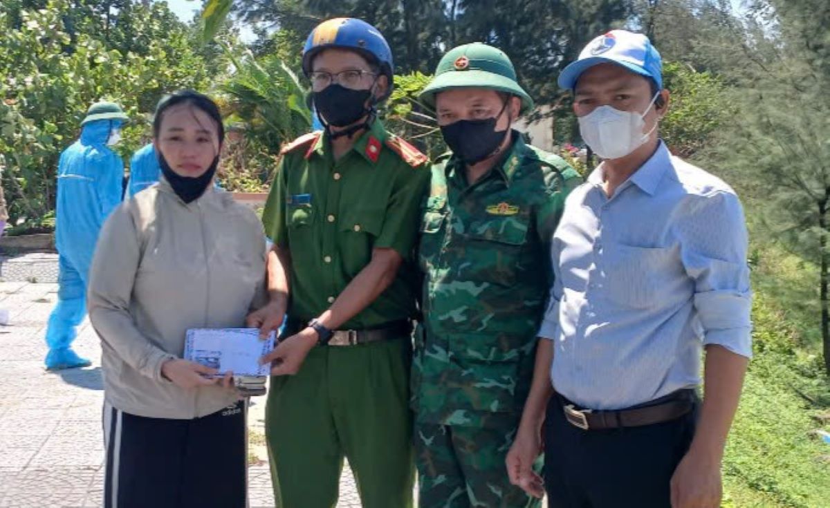 The authorities supported the victim's family and brought the body from Con Co Island to shore. Photo: Han Nguyen