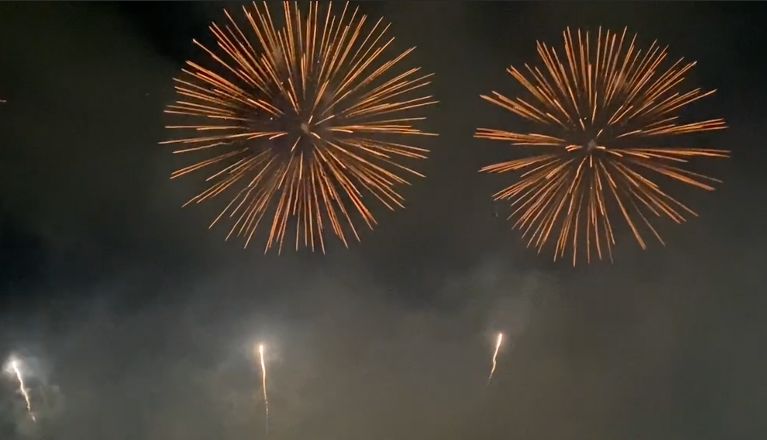 Fireworks were displayed on the Han River on the evening of June 14. Photo: Mi Lan