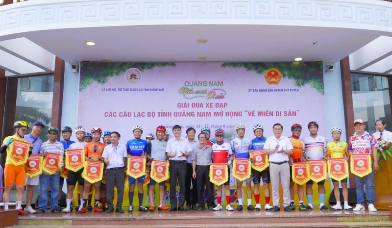 Ban to chuc tang co luu niem cho cac doi du giai. Anh: BTC