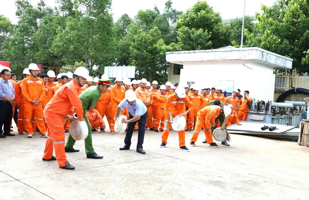 Employees of the units actively participated in the fire prevention and fighting drill. Photo: Tam An