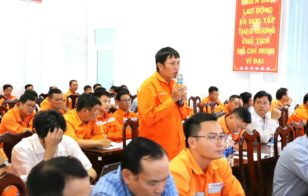 PC Dak Nong tap huan kien thuc PCCC cho CBCNV. Anh: Tam An