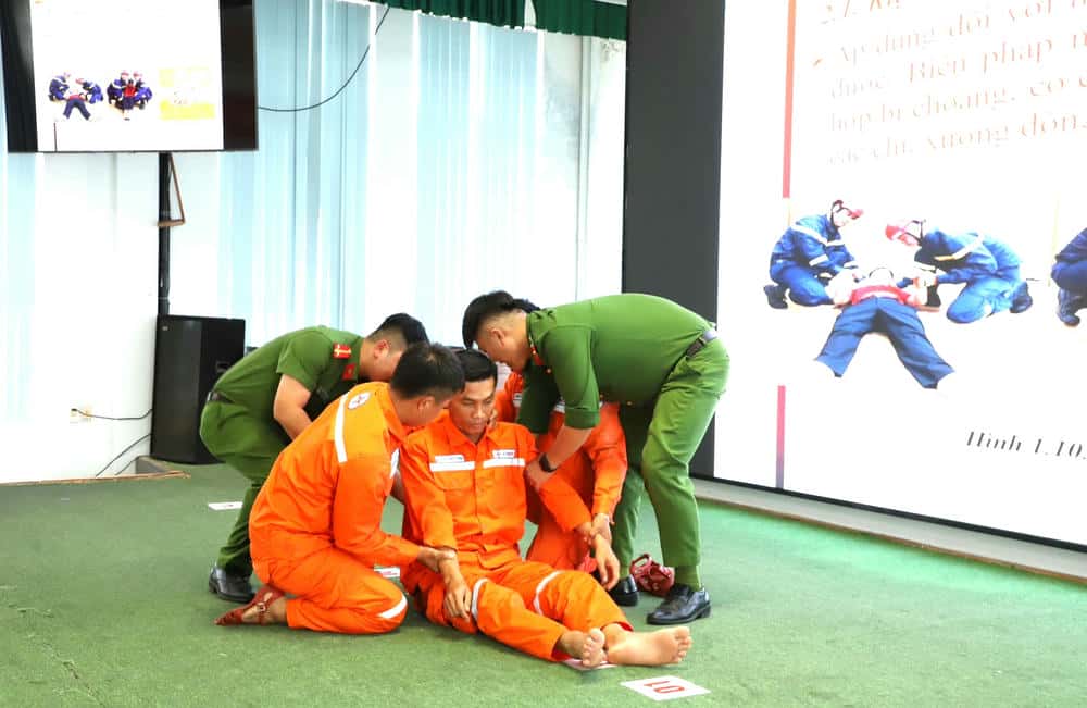 Cac hoc vien ren luyen cac ky nang xu ly tinh huong. Anh: Tam An