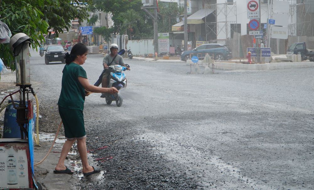 Hoang Huu Nam Street is behind schedule, people "complain to heaven" because of construction smoke and dust