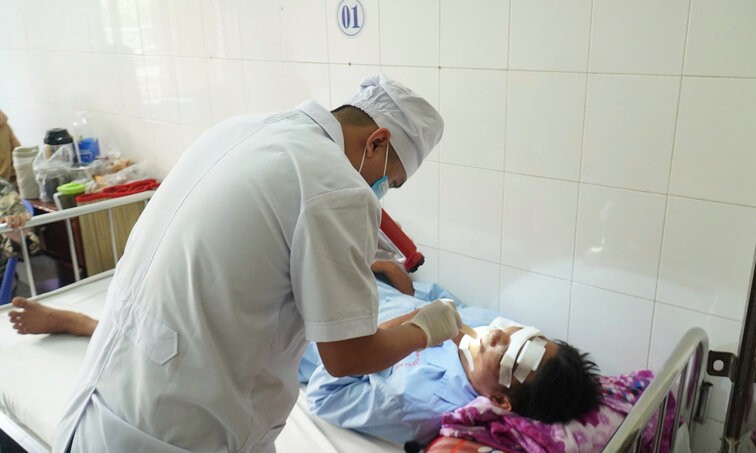 El Sr. Tran Van Han esta siendo tratado en el Hospital General de Ca Mau. Foto: Nguyen Thanh