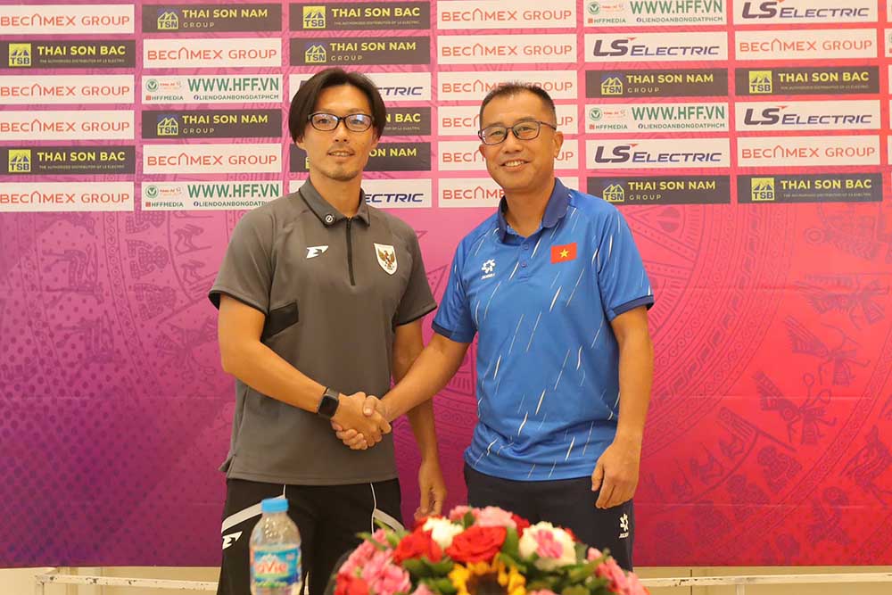 Coach Okiyama Masahiko (right) of the Vietnam U19 Women's Team attended a press conference before the semi-final match of the 2025 Southeast Asian U19 Women's Championship. Photo: VFF